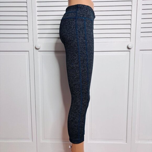 UNDER ARMOUR Blue Capris Leggings Size Medium - Picture 3 of 6